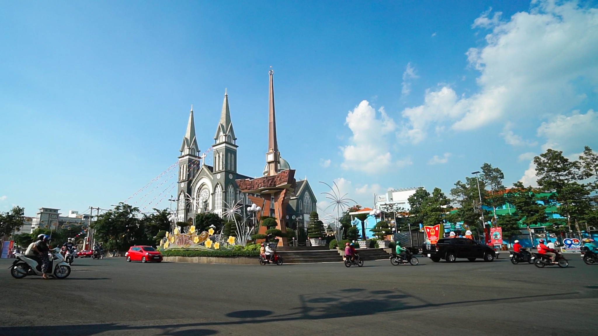 Nhà thờ Phú Cường là một trong những nơi thu hút du khách khi đến Bình Dương